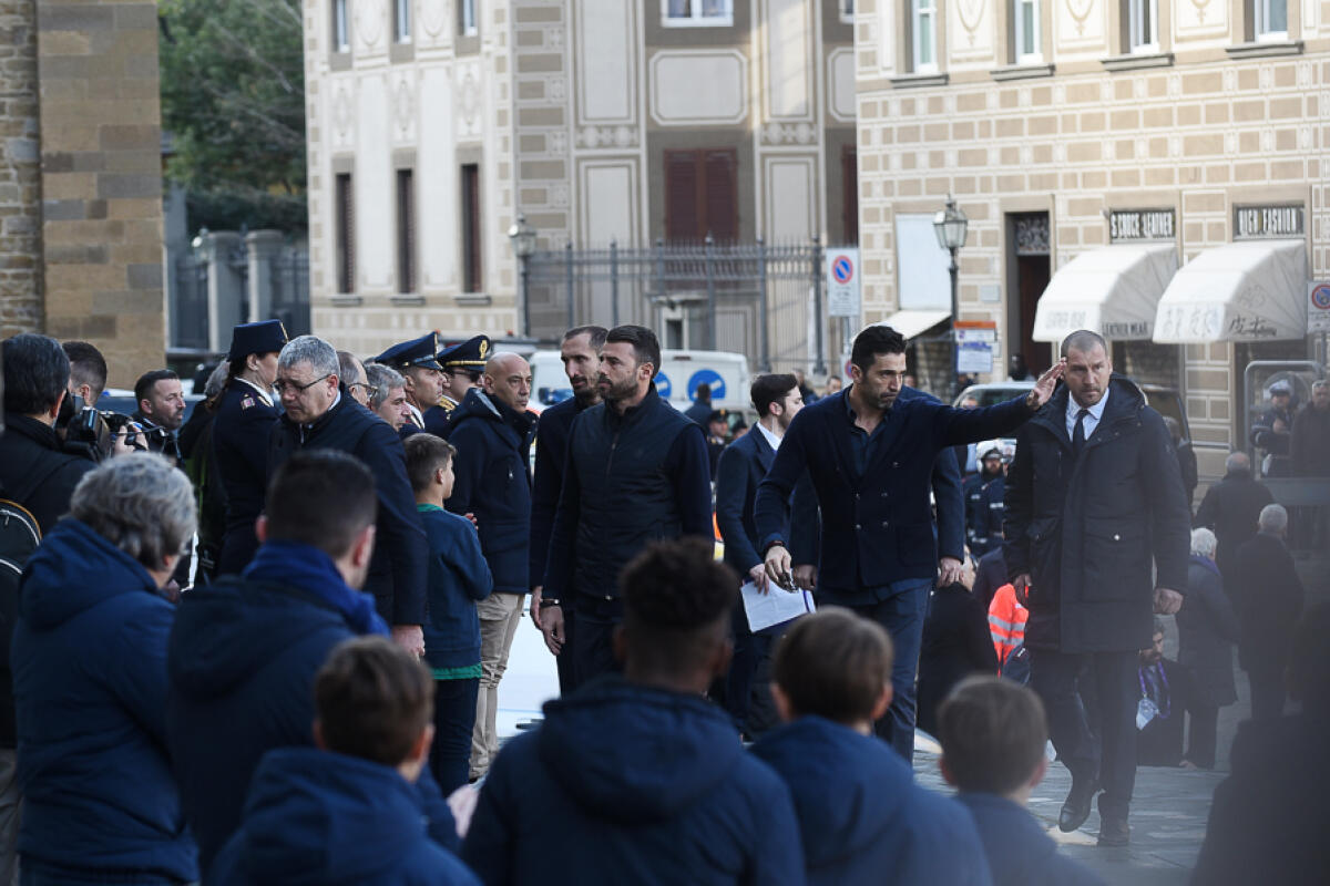 La Repubblica titola: addio Astori, una sola maglia per il calcio - Firenze, Piazza Santa Croce 8.03.2018, funerale di Davide Astori, Foto Fiorenzo Sernacchioli. Copyright Labaroviola.com