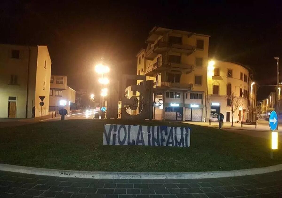 Striscione contro i tifosi della Fiorentina a Empoli: "Viola Infami" - 
