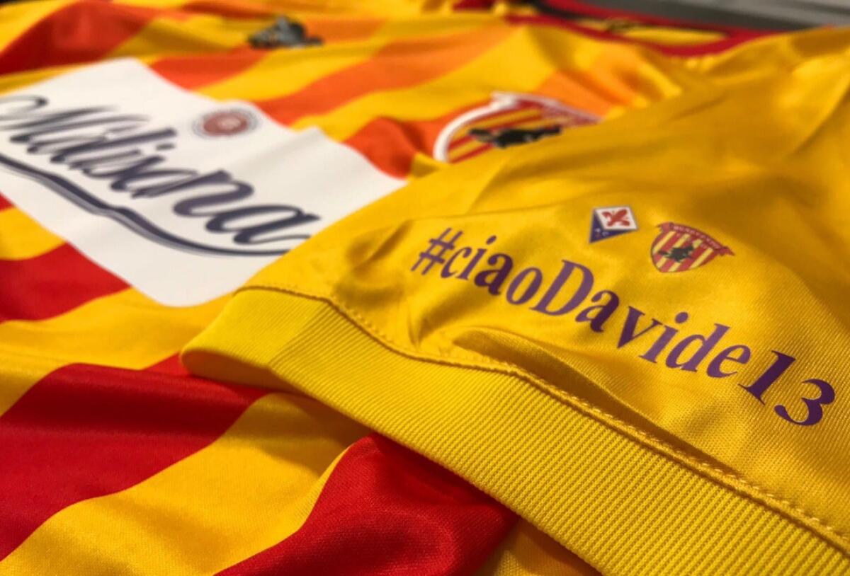 Il Benevento omaggia Astori con una maglia speciale per la gara contro la Fiorentina - 
