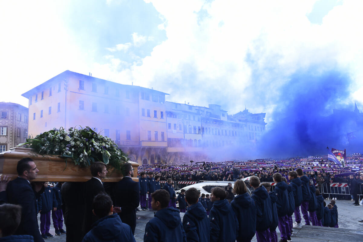 L'Avvenire titola: in ventimila per l'ultimo saluto ad Astori, capitano coraggioso - Firenze, Piazza Santa Croce 8.03.2018, funerale di Davide Astori, Foto Fiorenzo Sernacchioli. Copyright Labaroviola.com
