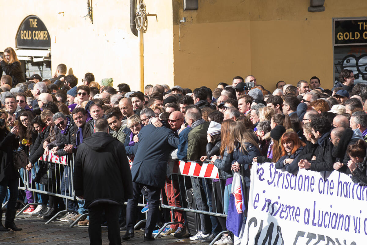 Il Quotidiano Sportivo nel ricordo di Astori: Davide eterno - Firenze, Piazza Santa Croce 8.03.2018, funerale di Davide Astori, Foto Fiorenzo Sernacchioli. Copyright Labaroviola.com
