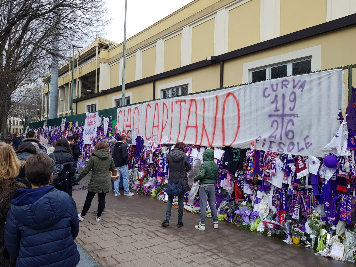 FOTO, Tantissimi tifosi aspettano allo stadio Franchi il passaggio del corpo di Astori - 