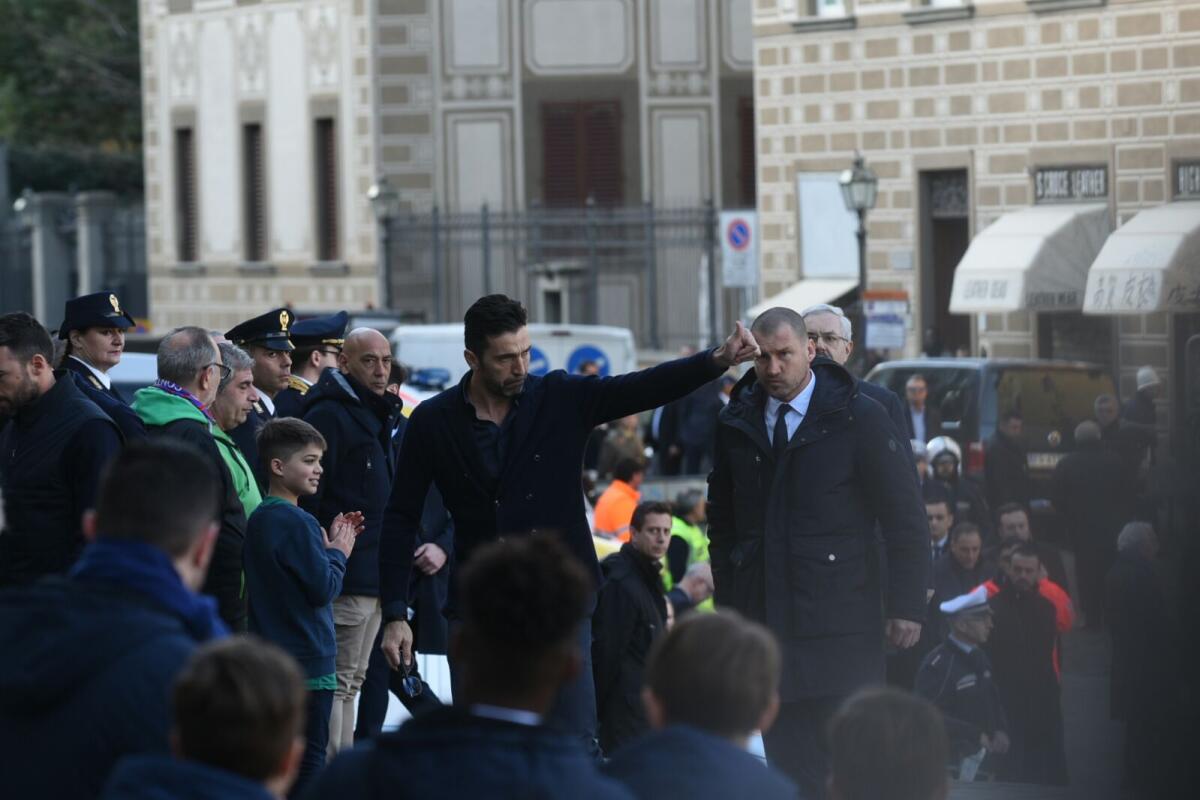 Buffon: "Mai semplice andare a Firenze, grazie Fiorentina. Con noi tifosi viola meno soli" - Firenze, Piazza Santa Croce 8.03.2018, funerale di Davide Astori, Foto Fiorenzo Sernacchioli. Copyright Labaroviola.com Buffon