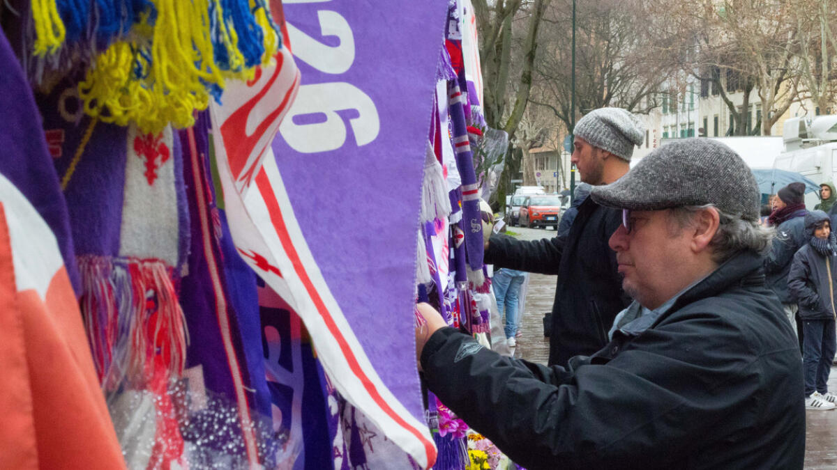 VIDEO, L'arrivo del corpo di Davide Astori a Coverciano, una marea di tifosi viola presenti - 