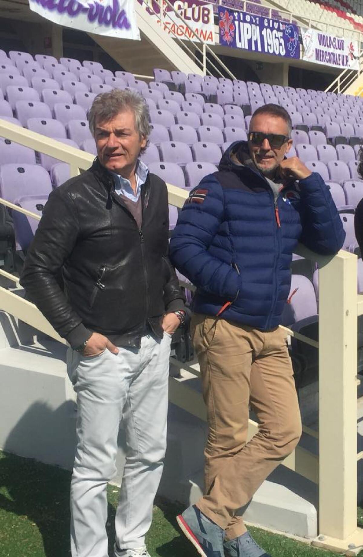 Sorpresa Batistuta, al Franchi per seguire l'allenamento della Fiorentina. Pioli e la squadra a colloquio... - 