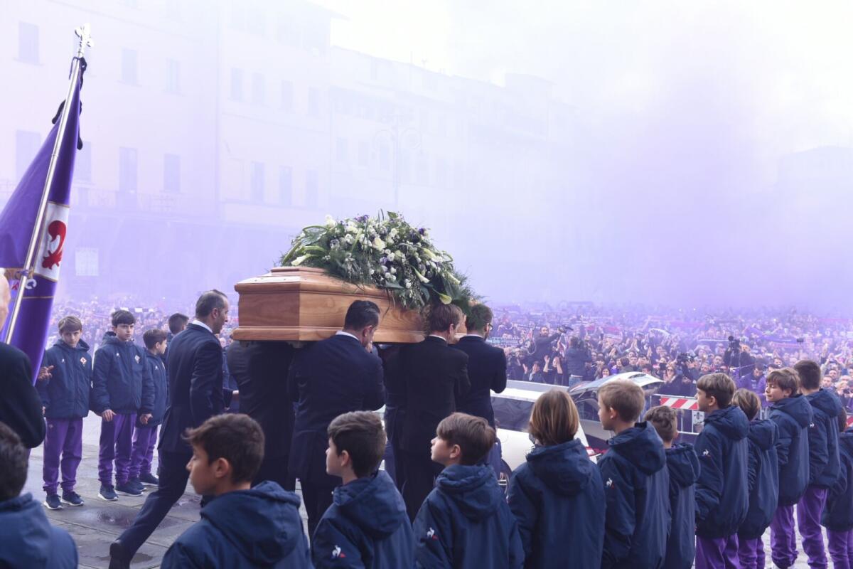 VIDEO, Da brividi l'ultimo saluto dei tifosi viola per Astori all'uscita dalla Basilica - Firenze, Piazza Santa Croce 8.03.2018, funerale di Davide Astori, Foto Fiorenzo Sernacchioli. Copyright Labaroviola.com