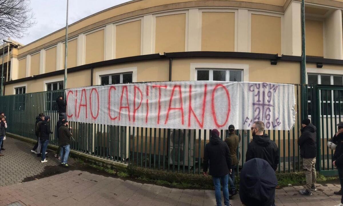 Tragedia Astori, tanti tifosi, fiori e striscioni al Franchi per salutare il capitano viola - 