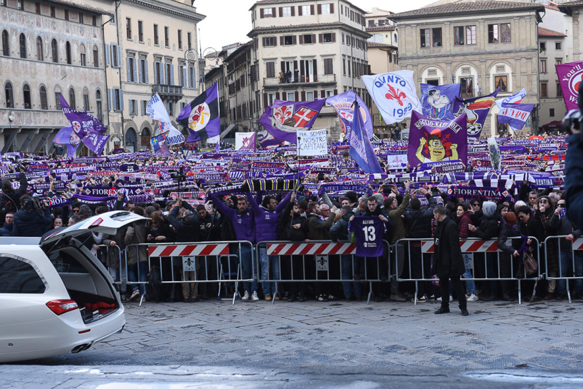 Coreografia, bandierone con il volto di Astori. Cosi la Fiesole si prepara per la prima senza il capitano - Firenze, Piazza Santa Croce 8.03.2018, funerale di Davide Astori, Foto Fiorenzo Sernacchioli. Copyright Labaroviola.com