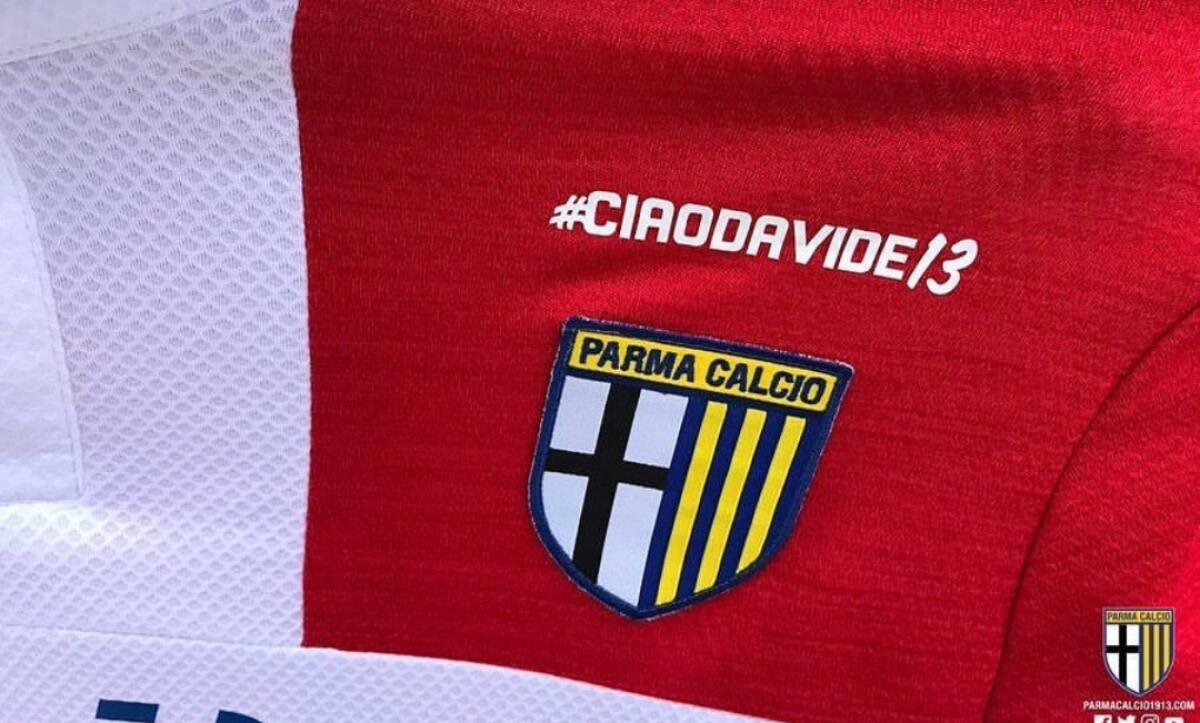Il Parma omaggia Astori, sulla maglia, sopra lo scudetto, il suo ricordo - 
