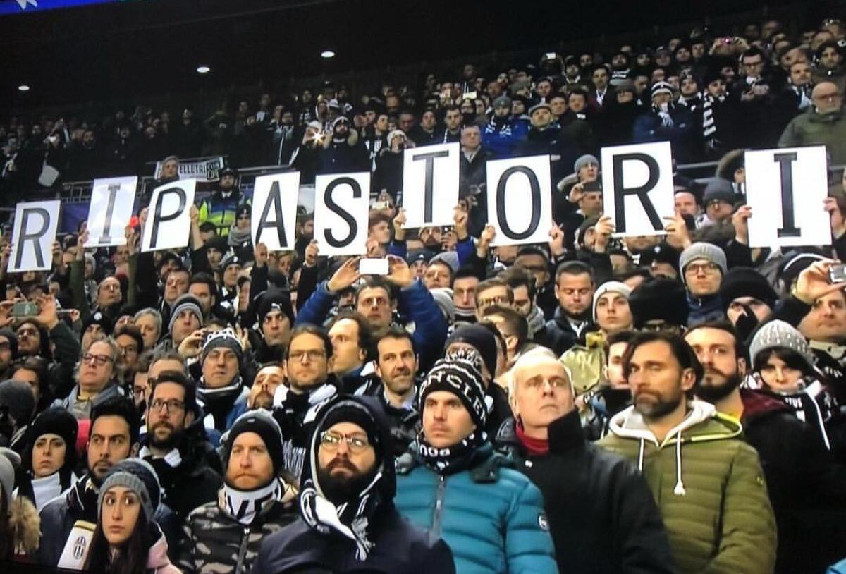 Commovente minuto di raccoglimento in Totthenam-Juventus per Davide Astori. - 