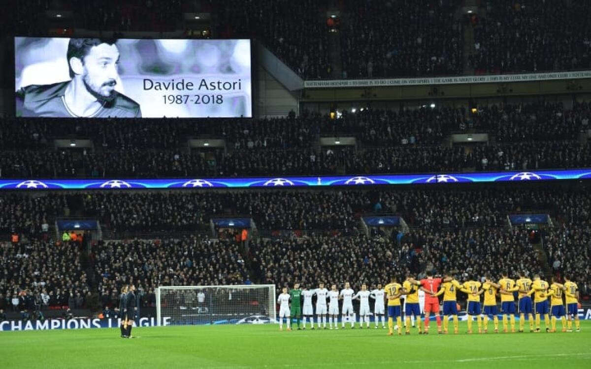VIDEO, lo struggente minuto di silenzio a Wembley per Astori - 