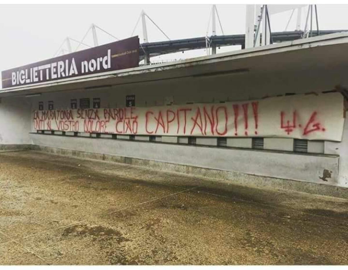 Striscione fuori dal Grande Torino: "Ciao Capitano, siamo vicini al vostro dolore" - 