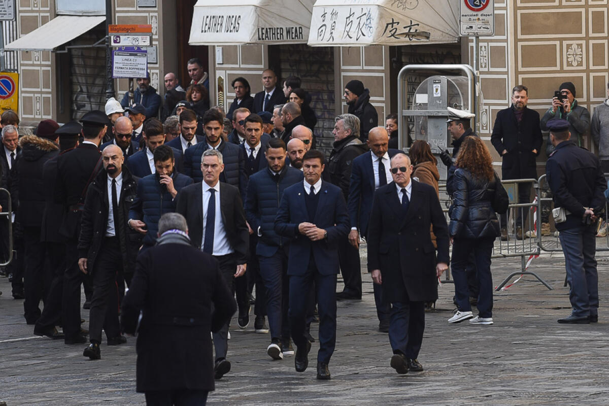 Il Mattino: quell'abbraccio per Astori che riporta la pace nel calcio - Firenze, Piazza Santa Croce 8.03.2018, funerale di Davide Astori, Foto Fiorenzo Sernacchioli. Copyright Labaroviola.com