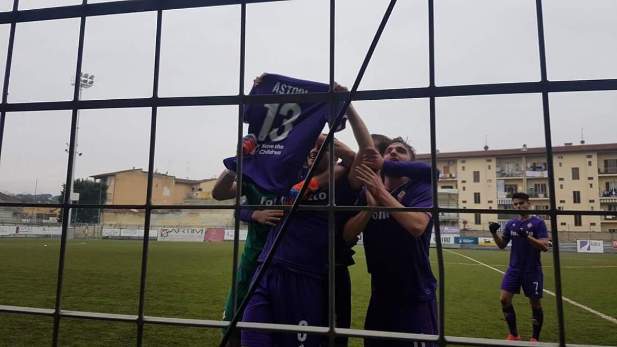 Segna la primavera e Pinto mostra la maglia di Astori: "Gli dedichiamo il gol anche se non è nulla..." - 