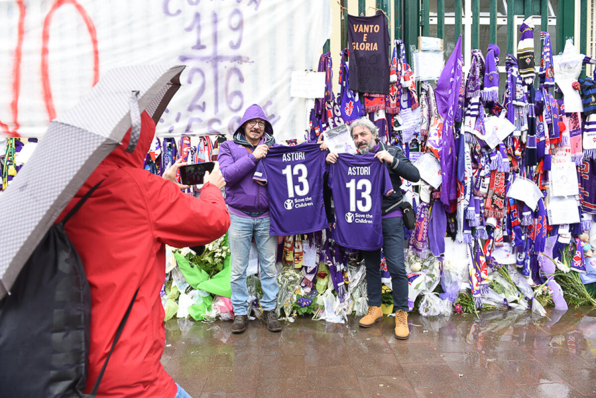 VIDEO, Jovanotti canta a Firenze in onore di Astori. E la gente si commuove.. - Firenze, stadio Artemio Franchi, 11.03.2018, Fiorentina-Benevento, Foto Fiorenzo Sernacchioli. Copyright Labaroviola.com Astori