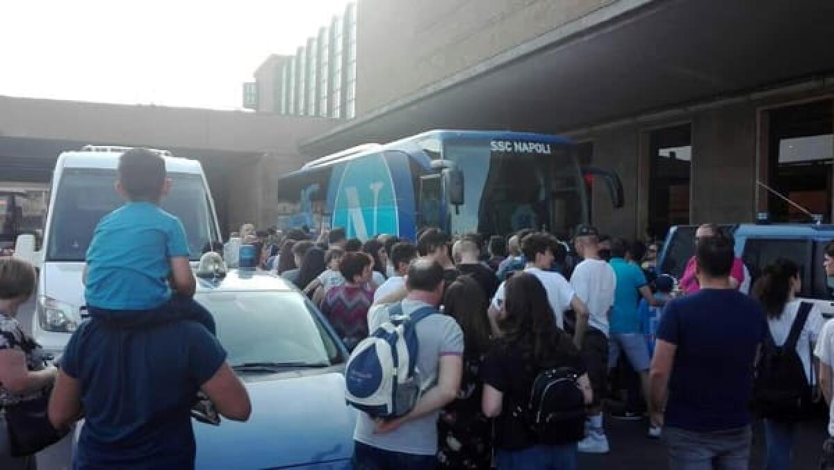 Entusiasmo Napoli a Firenze! Mille tifosi alla stazione Firenze Santa Maria Novella per gli uomini di Sarri - 