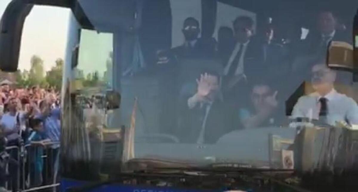 (FOTO): Sarri mostra il dito medio ai tifosi della Juventus. Polemica sui social - 