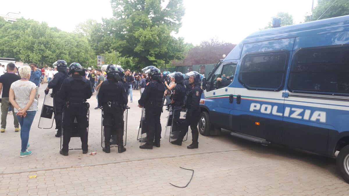 (FOTO): diverbio tra napoletani e fiorentini sotto la Curva Fiesole. Interviene la Polizia - 