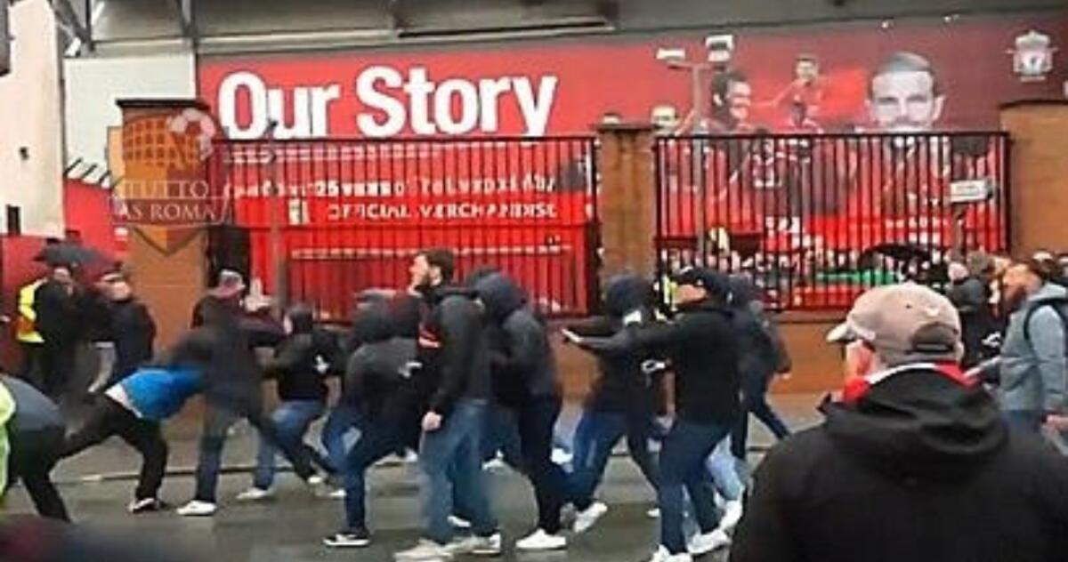 VIDEO, Grave tifoso Liverpool, due romanisti accusati di tentato omicidio. Ecco il video dello scontro fatale - 
