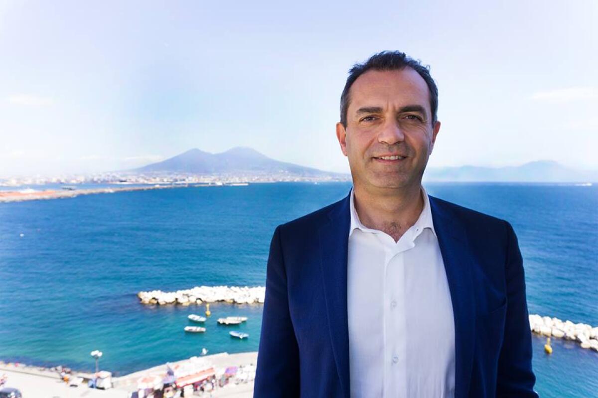 Sindaco Napoli choc su Facebook: "Furti di Stato o di calcio. Palazzi dei poteri corrotti" - 