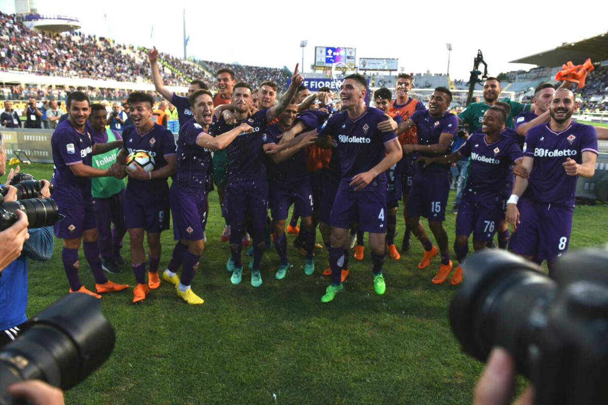 FOTO, Simeone si prende il pallone e la squadra festeggia sotto la Fiesole - Firenze, stadio Artemio Franchi, 29.04.2018, Fiorentina-Napoli, Foto Fiorenzo Sernacchioli. Copyright Labaroviola.com