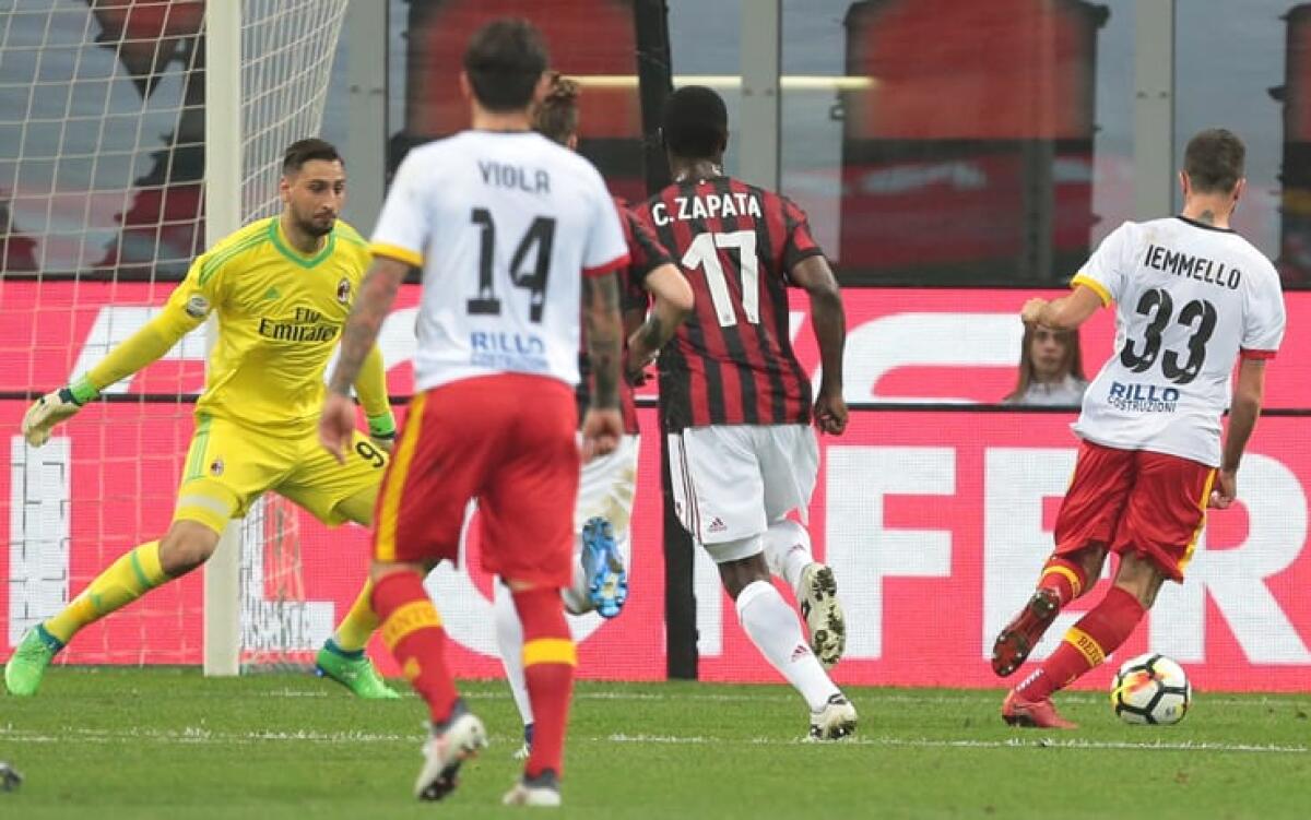 L’ex viola Iemmello fa un regalo alla Fiorentina: il Benevento batte il Milan a domicilio - 