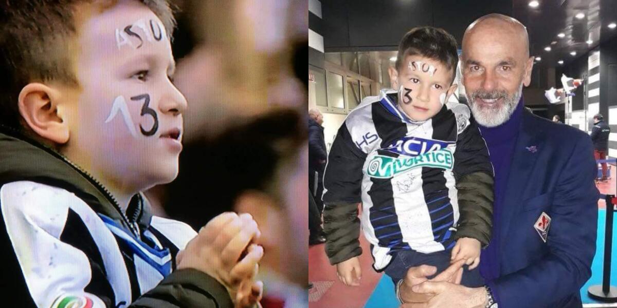 FOTO: Il bambino dell'Udinese con la scritta di Astori riceve in regalo la maglia di Chiesa - 