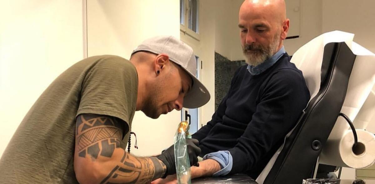 FOTO, Pioli si tatua sul braccio sinistro "DA13" in onore del capitano della Fiorentina - 