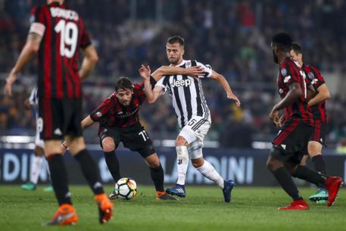 Milan-Juventus 0-0 a fine primo tempo - Milan's Manuel Locatelli (L) and Juventus' Miralem Pjanic in action during the Italy Cup's Final soccer match Juventus FC vs AC Milan at Olimpico stadium in Rome, Italy, 09 May 2018.
ANSA/ANGELO CARCONI