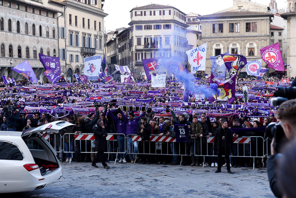 Oltre 30mila al Franchi per salutare Davide: Firenze si stringe intorno al suo capitano - Firenze, Piazza Santa Croce 8.03.2018, funerale di Davide Astori, Foto Fiorenzo Sernacchioli. Copyright Labaroviola.com