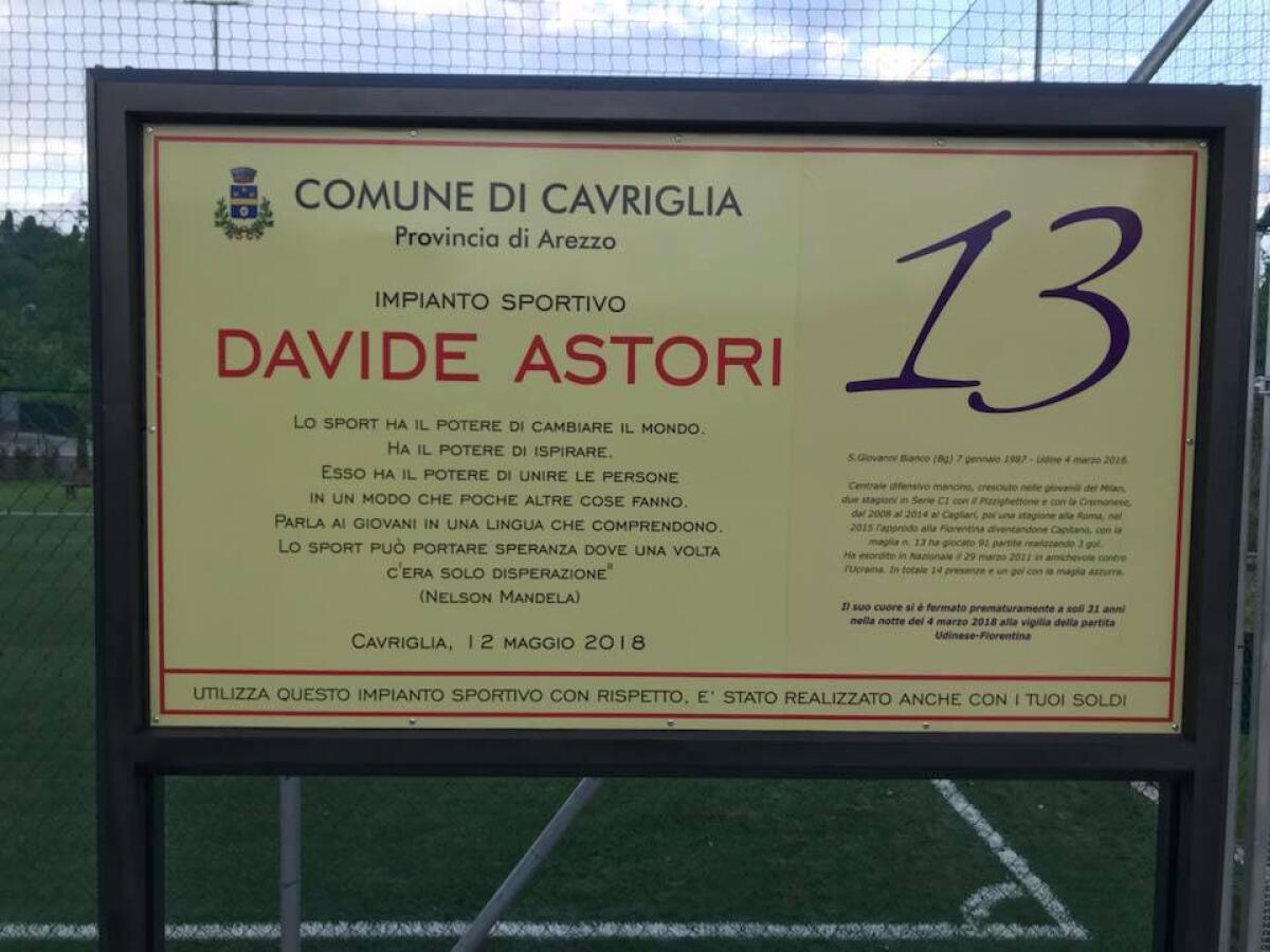(FOTO) Cavriglia (AR), intitolato campo di Calcio a 5 a Davide Astori. Una frase di N.Mandela sulla targa - 