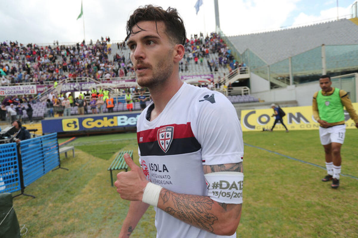 FOTO: Il Cagliari ed una speciale fascia da capitano per Astori... - foto zimbio