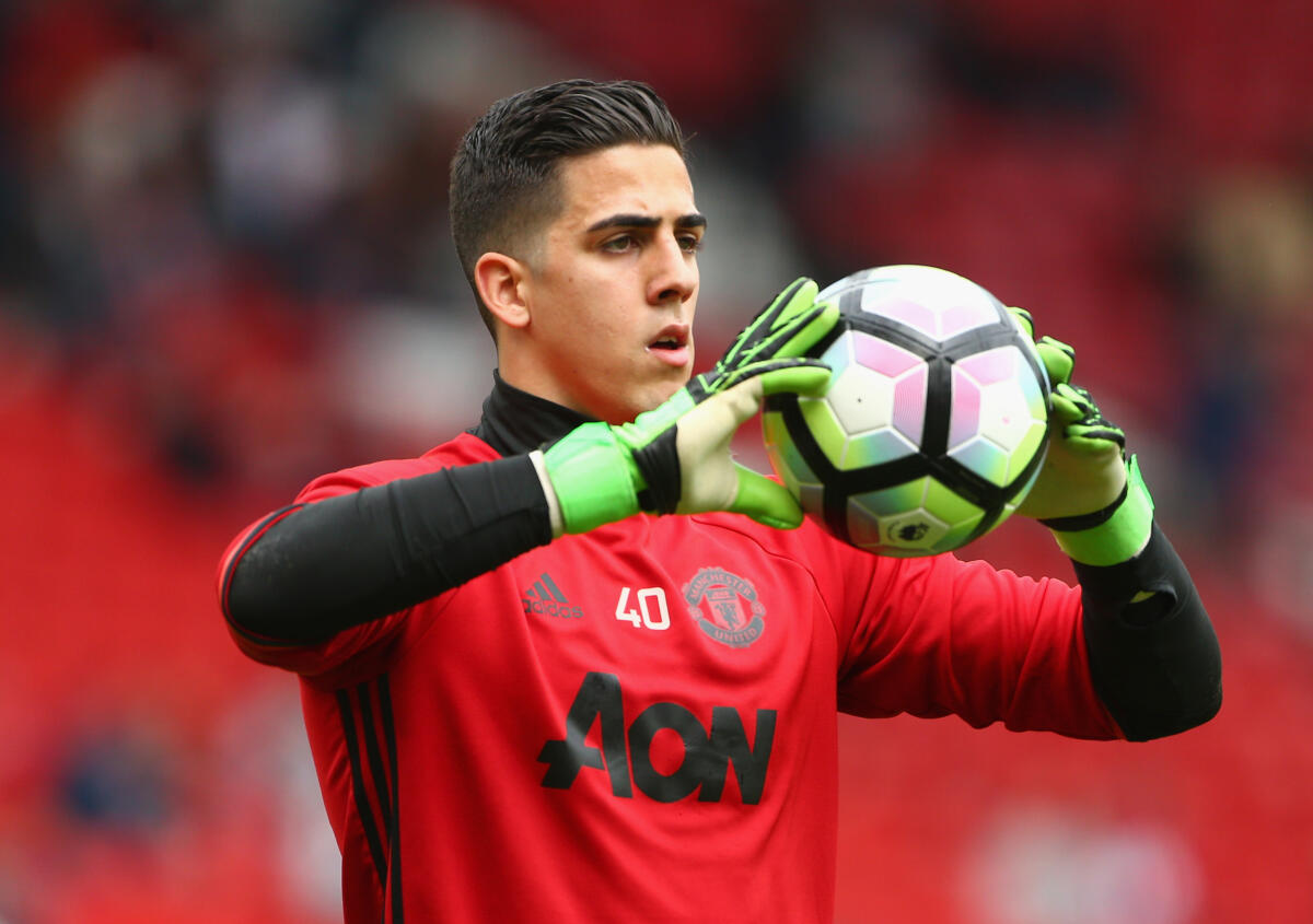 La Repubblica, Joel Pereira del Manchester United il nuovo nome per la porta - MANCHESTER, ENGLAND - MAY 21:  Joel Castro Pereira of Manchester United warms up prior to the Premier League match between Manchester United and Crystal Palace at Old Trafford on May 21, 2017 in Manchester, England.  (Photo by Dave Thompson/Getty Ima