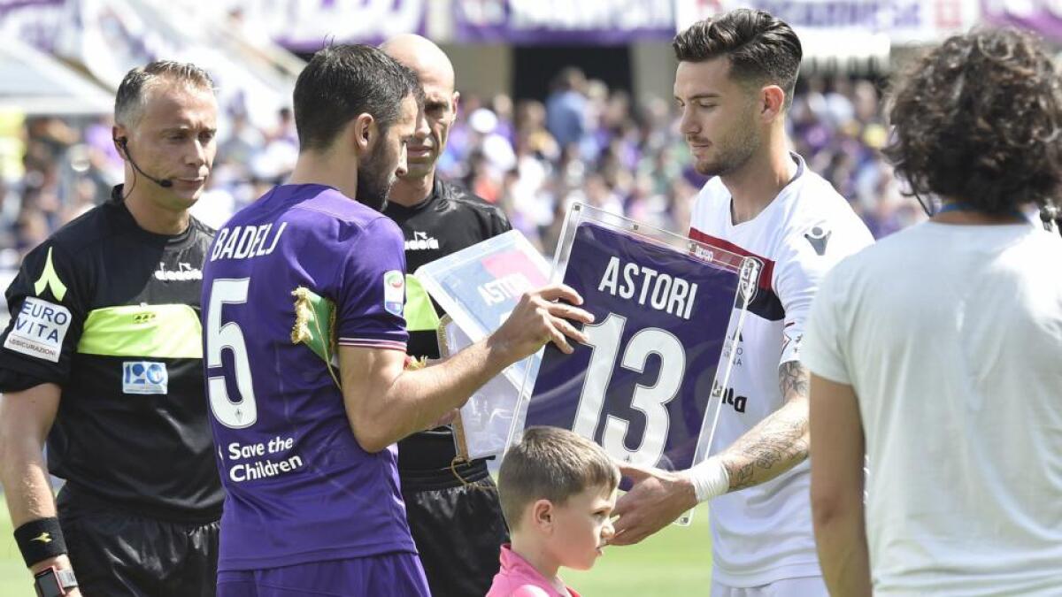 FOTO: Momenti commoventi per il ritiro della maglia N.13 prima di Fiorentina-Cagliari - foto getty
