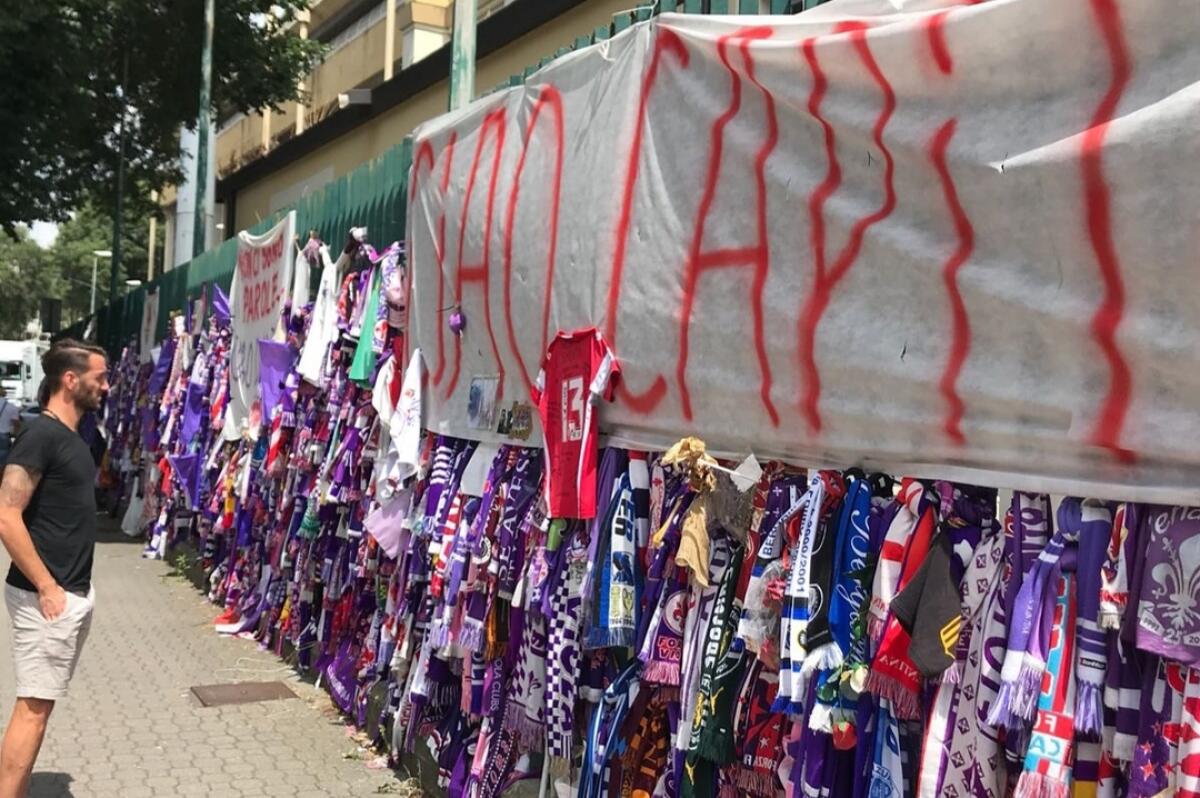Gonzalo si ferma davanti al muro in onore di Astori fuori lo stadio Franchi. Con un regalo... - 