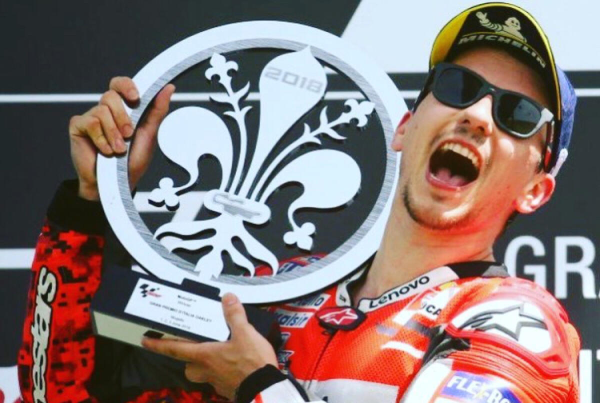 (FOTO): Jorge Lorenzo vince il Mugello ed alza un trofeo unico, il giglio di Firenze - 