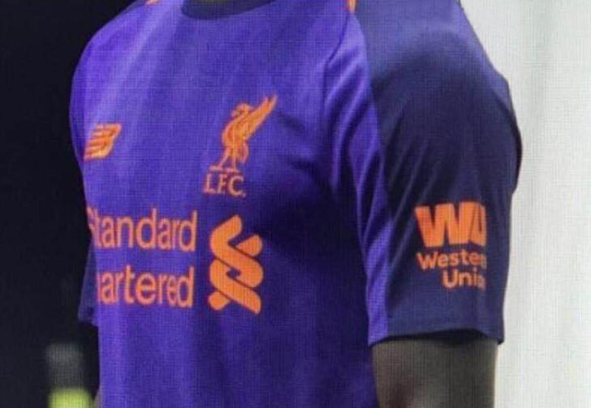 (FOTO): arriva la seconda maglia del Liverpool, ma in città colorano i bidoni della spazzatura: il viola non piace - 