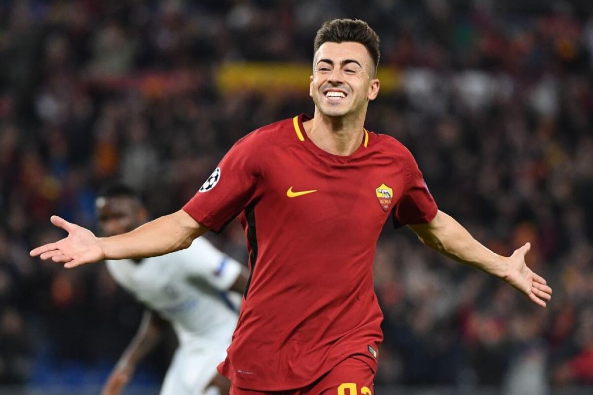 Gazzetta, Kluivert probabile acquisto della Roma. El Sharaawy richiesto in Cina.. - Roma's Italian striker Stephan El Shaarawy celebrates after scoring a second goal during the UEFA Champions League football match AS Roma vs Chelsea on October 31, 2017 at the Olympic Stadium in Rome.  / AFP PHOTO / Alberto PIZZOLI        (Photo cred
