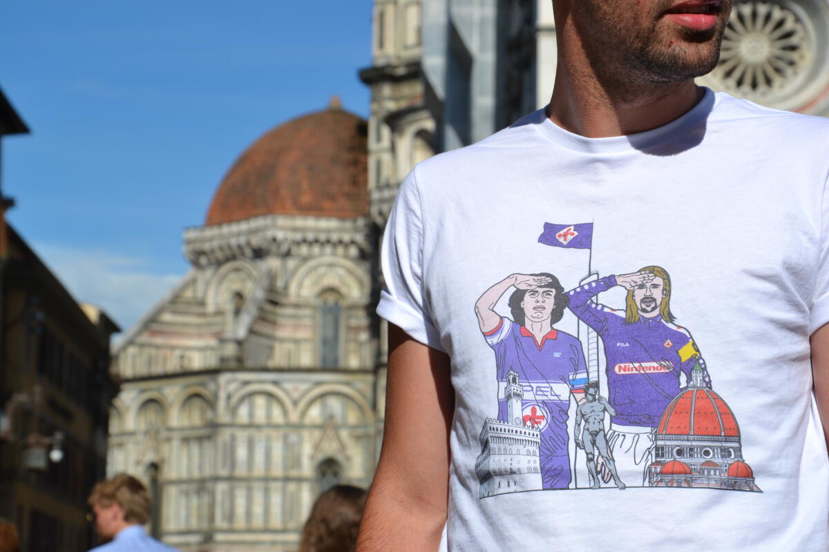Batistuta e Antognoni salutano il capitano tra Firenze e il Labaro Viola. Ecco la maglia dei tifosi della Fiorentina - 