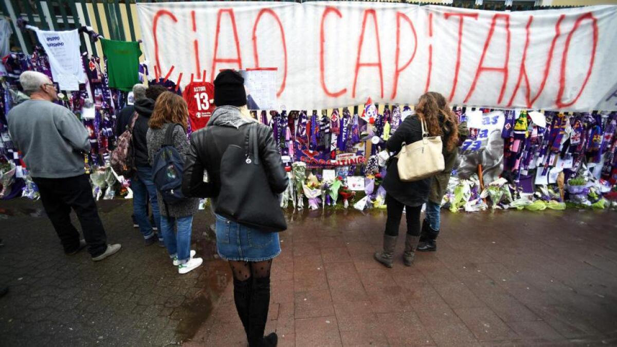 Muro per Astori, la Fiorentina inizia la rimozione dei cimeli. Presto una nuova destinazione fissa per conservare la memoria del capitano - 