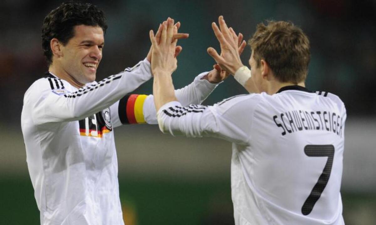 Non solo Schweinsteiger. Dopo il "Pray to Italy", anche Ballack preso di mira sui social - 