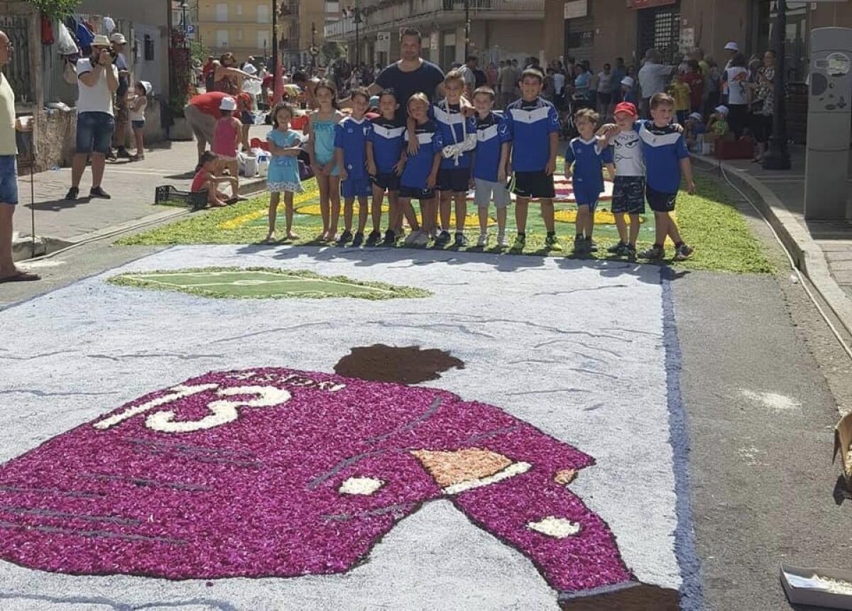 (FOTO), all’infiorata di Itri, Latina, è vivo il ricordo di Davide Astori - 