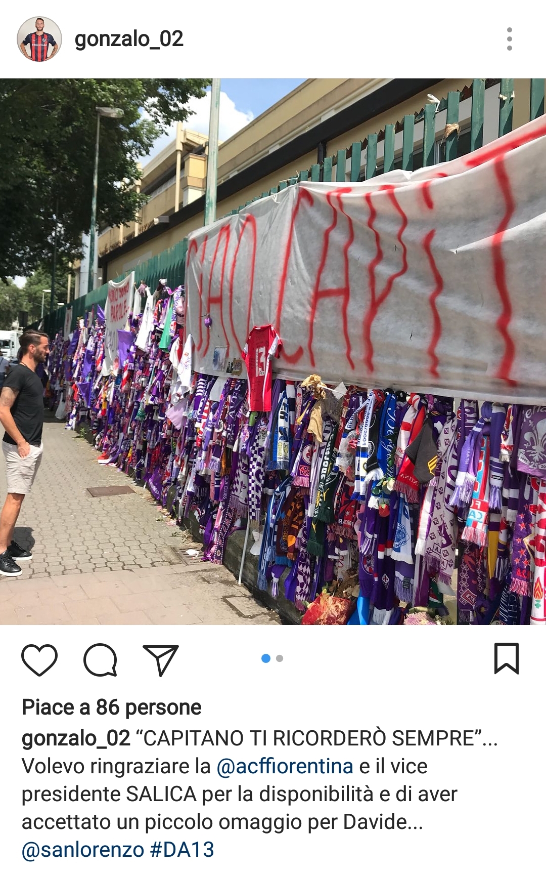 Gonzalo si ferma davanti al muro in onore di Astori fuori lo stadio Franchi. Con un regalo...