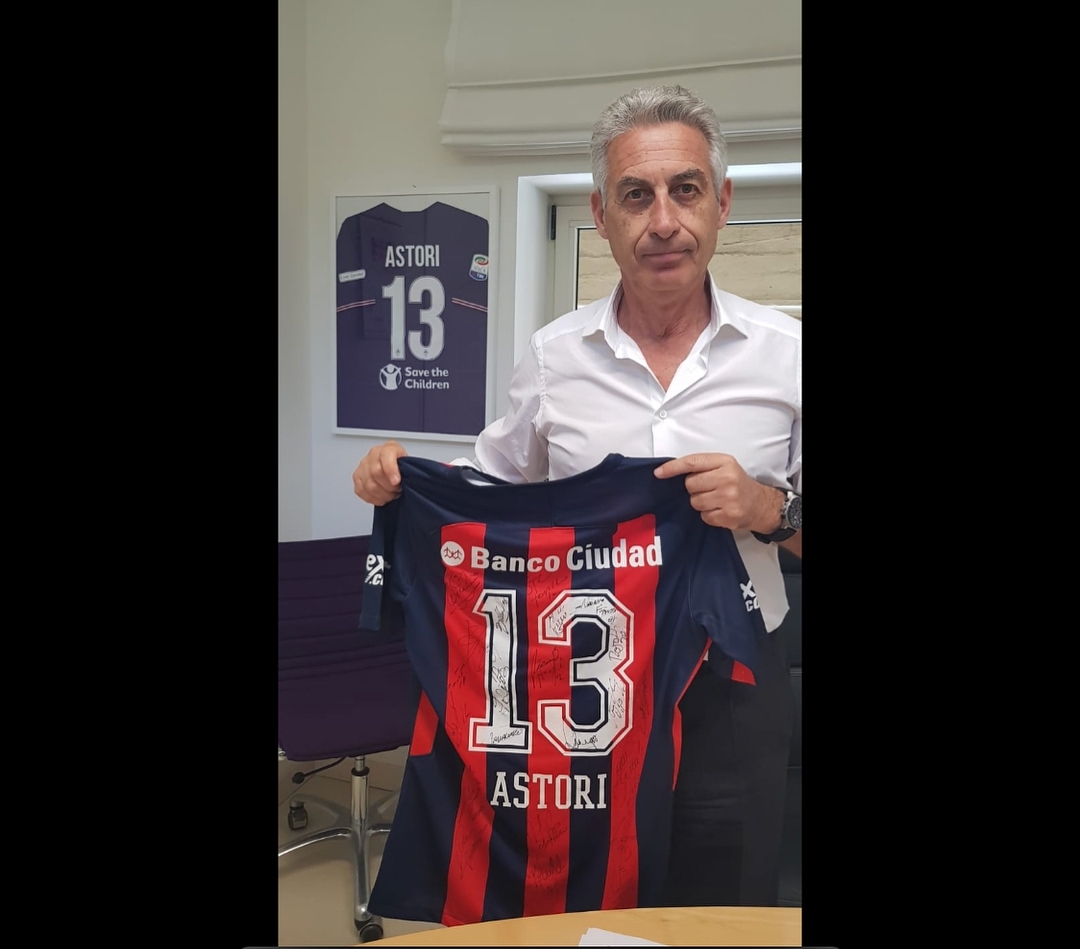 Gonzalo si ferma davanti al muro in onore di Astori fuori lo stadio Franchi. Con un regalo...