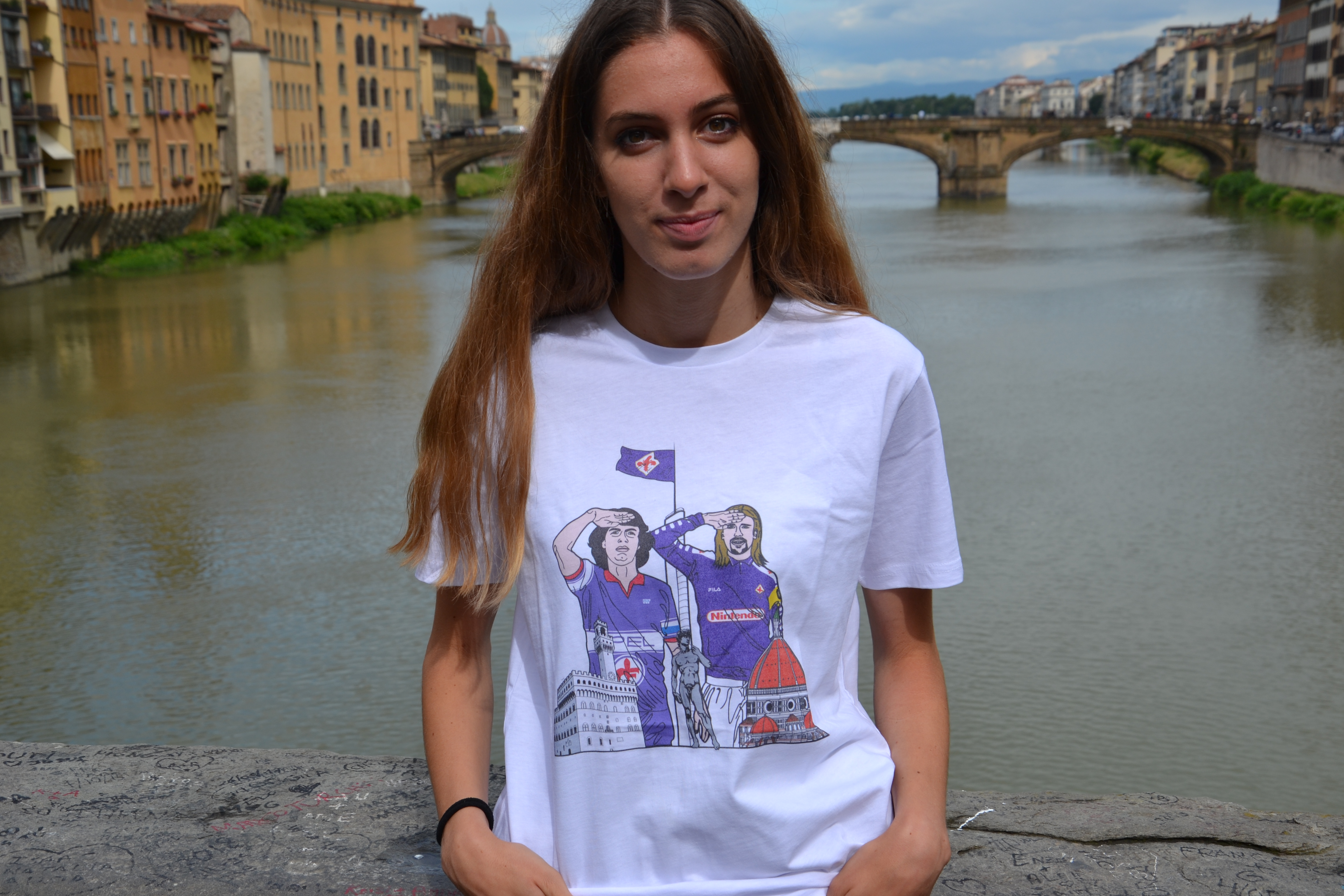Batistuta e Antognoni salutano il capitano tra Firenze e il Labaro Viola. Ecco la maglia dei tifosi della Fiorentina