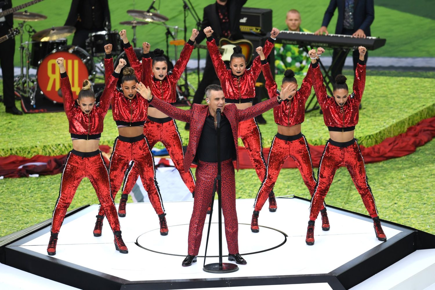 (FOTO) Russia 2018: la cerimonia di apertura è spettacolare, Robbie Williams e Ronaldo i protagonisti...