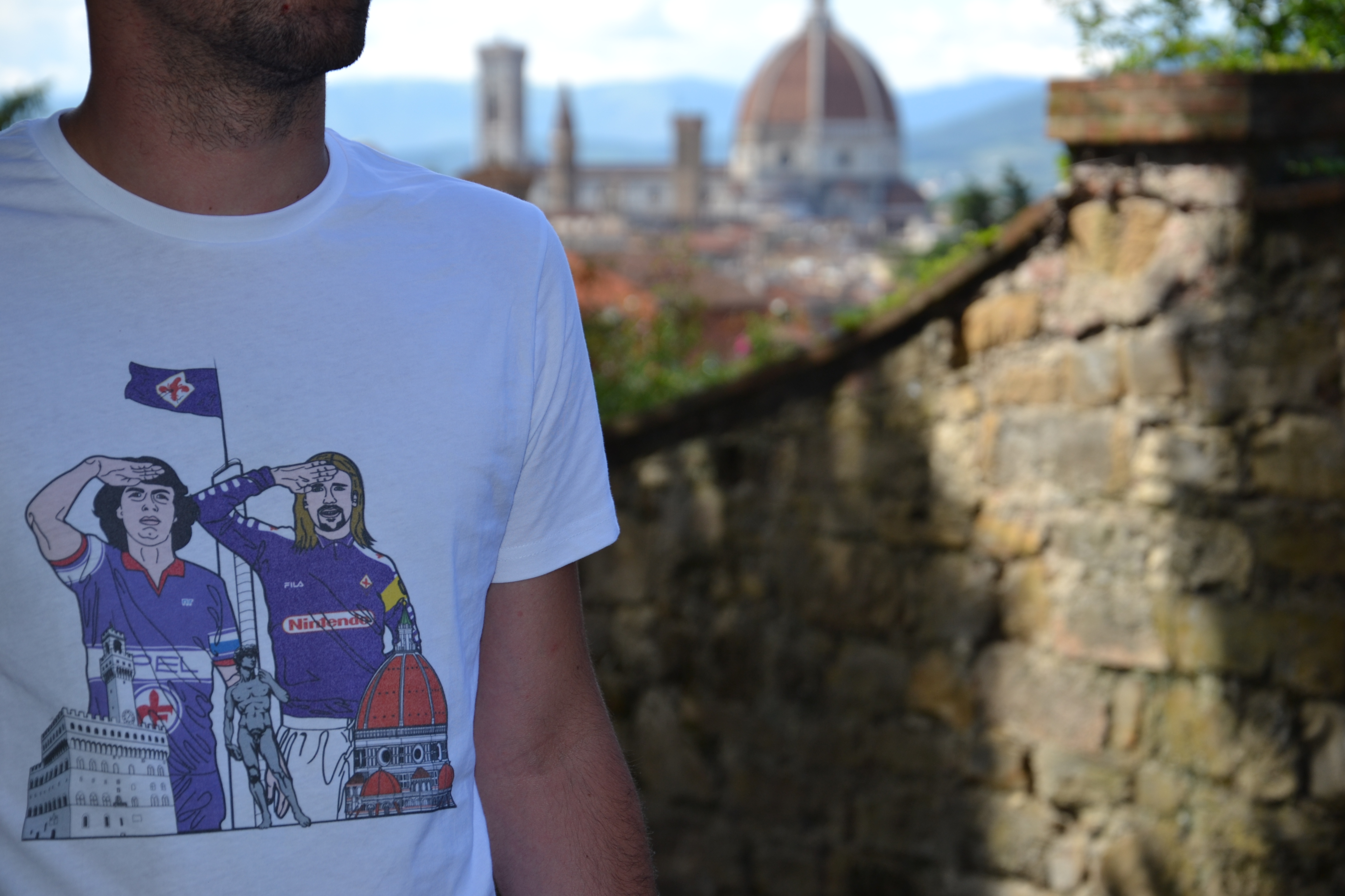 Batistuta e Antognoni salutano il capitano tra Firenze e il Labaro Viola. Ecco la maglia dei tifosi della Fiorentina