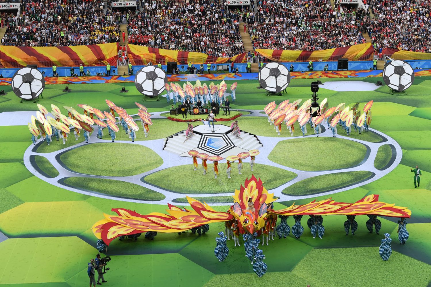 (FOTO) Russia 2018: la cerimonia di apertura è spettacolare, Robbie Williams e Ronaldo i protagonisti...
