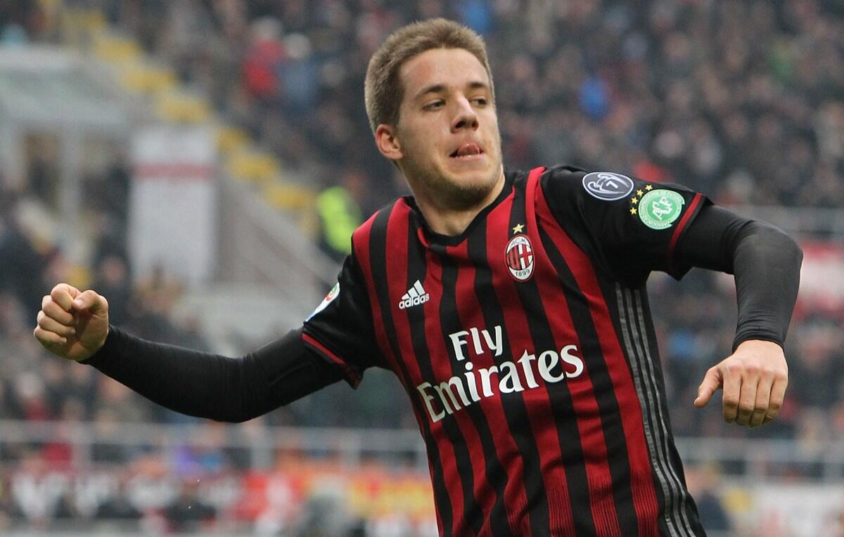 E' fatta per Pasalic, annuncio imminente. Per Pjaca manca poco - MILAN, ITALY - DECEMBER 04:  Mario Pasalic of AC Milan celebrates his goal during the Serie A match between AC Milan and FC Crotone at Stadio Giuseppe Meazza on December 4, 2016 in Milan, Italy.  (Photo by Marco Luzzani/Getty Images)