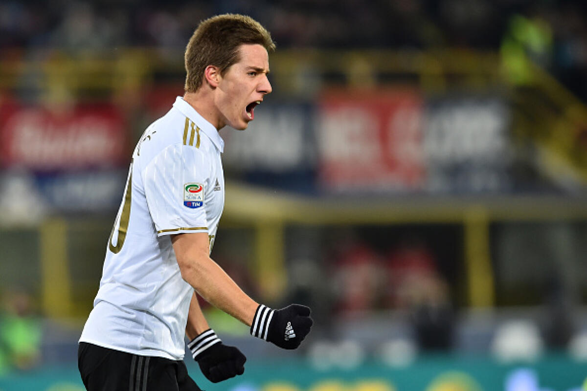 Tuttosport, Pasalic a un passo dai viola ma l'Atalanta continua a crederci - AC Milan's midfielder from Croatia Mario Pasalic celebrates after scoring a goal during the Italian Serie A football match Bologna vs AC Milan at the Stadio Renato Dall'Ara stadium in Bologna on February 8, 2017. / AFP / GIUSEPPE CACACE        (Photo